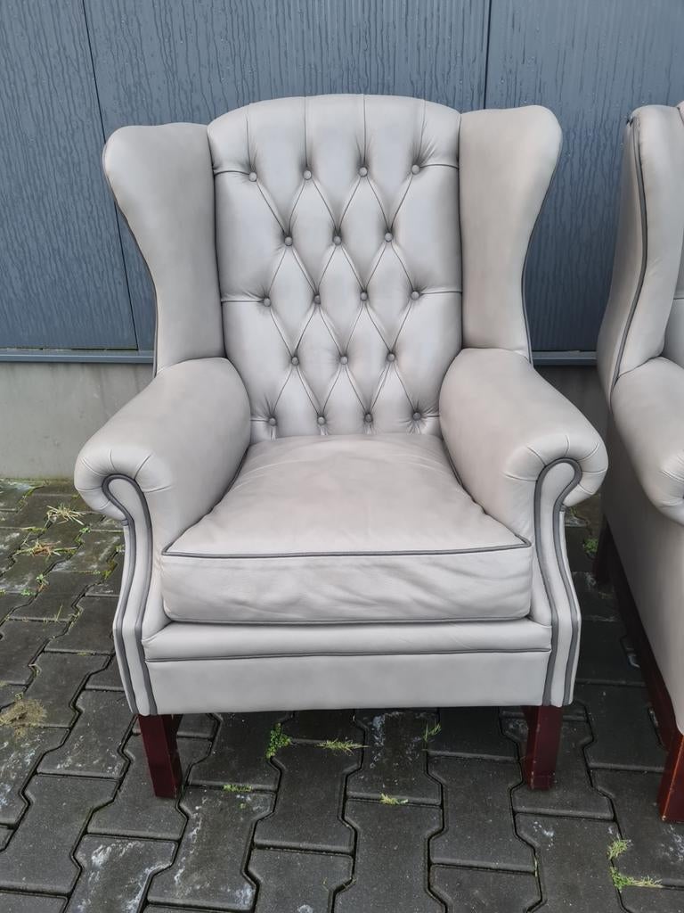 2x Chesterfield fauteuil grijs leer Nieuwstaat + BEZORGING, ., Chesterfield, Ophalen of Verzenden, Zo goed als nieuw