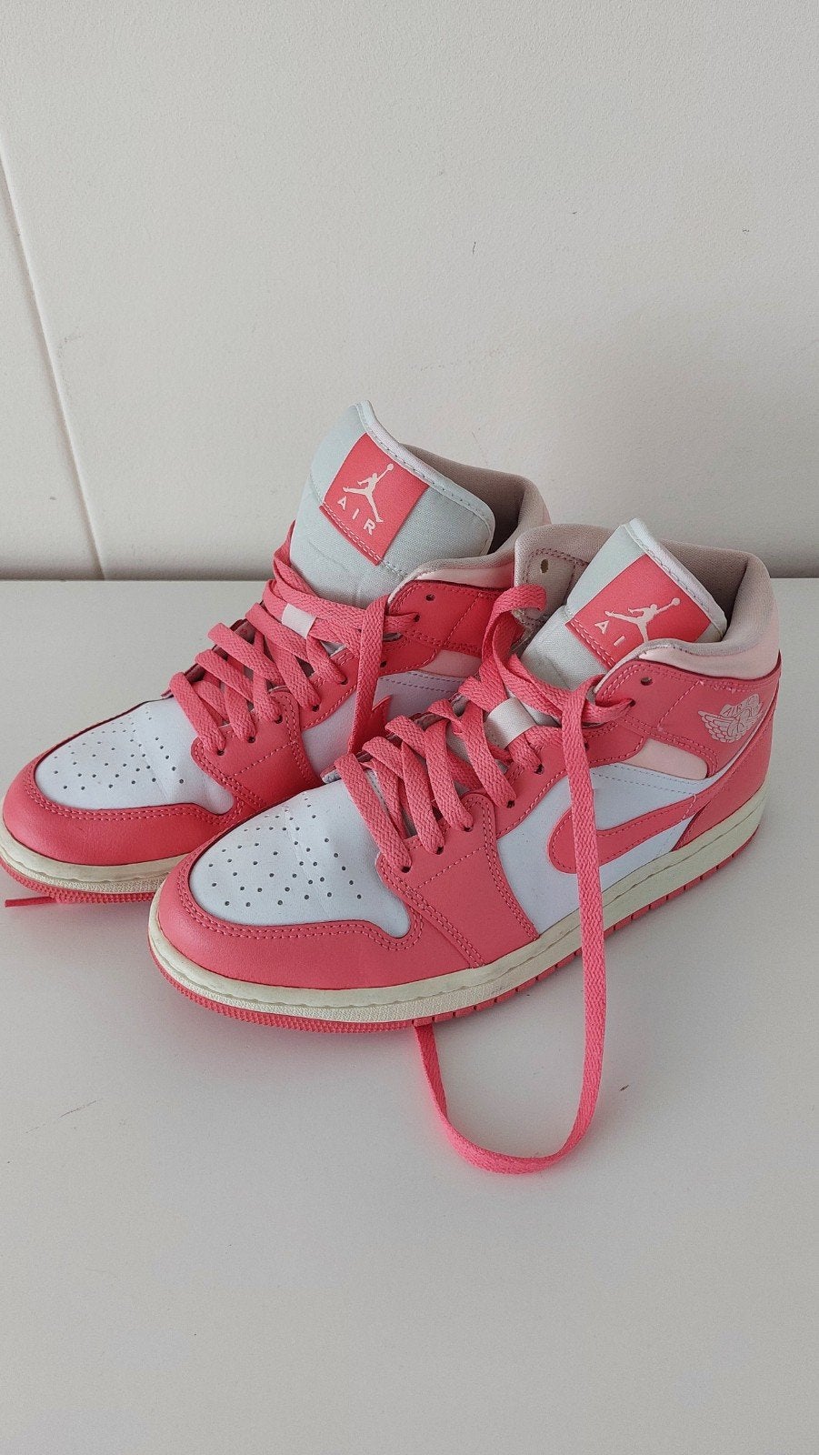Nike Air Jordan 1 Mid 'Strawberries and Cream' 39 - Maat 39, Kleding | Dames, Schoenen, Nike, Ophalen of Verzenden, Roze, Sneakers of Gympen