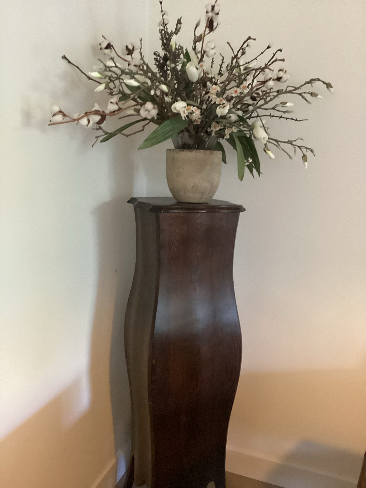 Sierlijke donkerhouten zuil met bloemstuk, Ophalen, Hout, Bruin, Klassiek