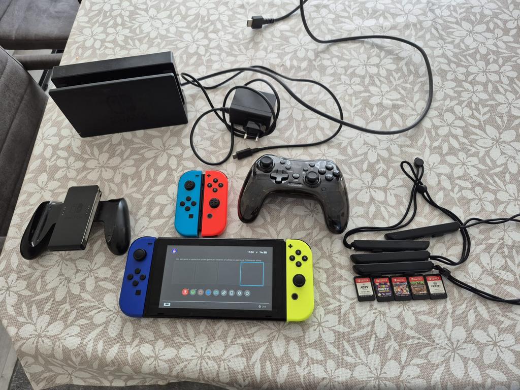 Nintendo Switch + accessoires + 5 games – compleet pakket, Spelcomputers en Games, Spelcomputers | Nintendo Switch, Ophalen, Zo goed als nieuw