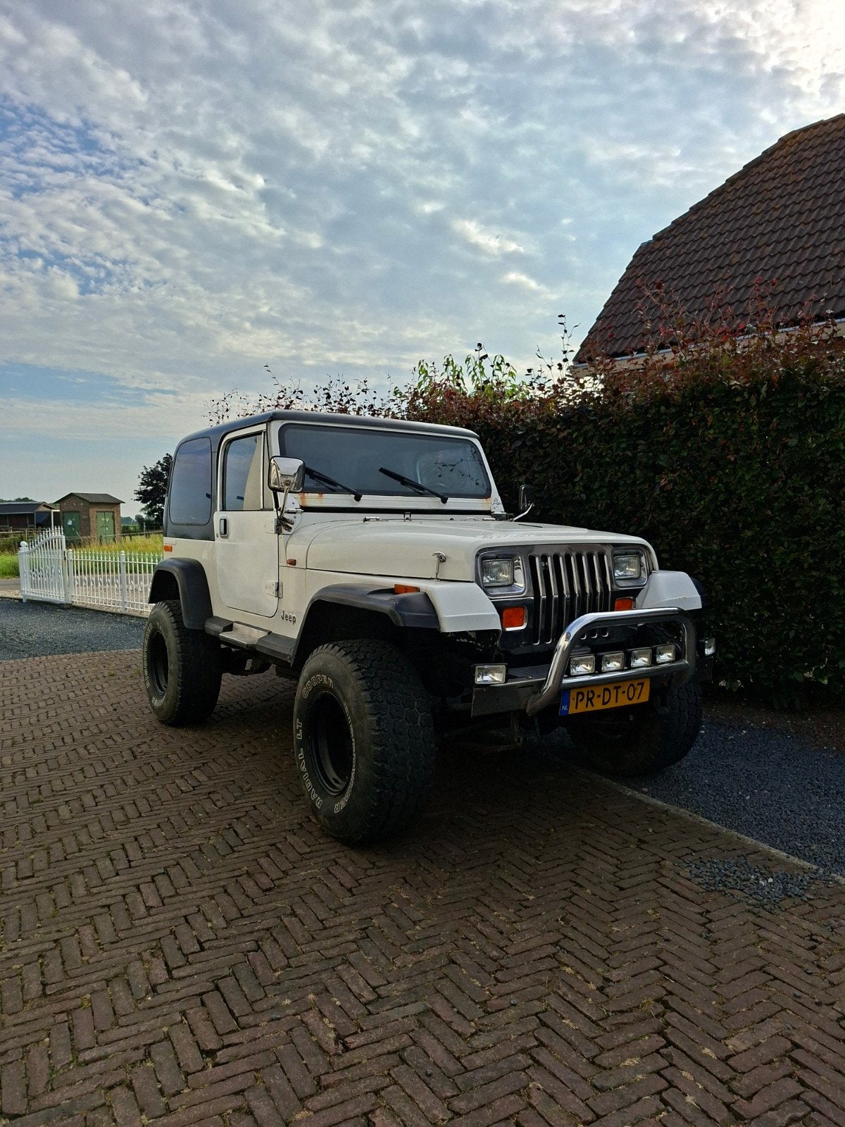 Jeep wrangel 2.5 liter, Auto's, Jeep, Zwart, 4 cilinders, Wit, Vierwielaandrijving