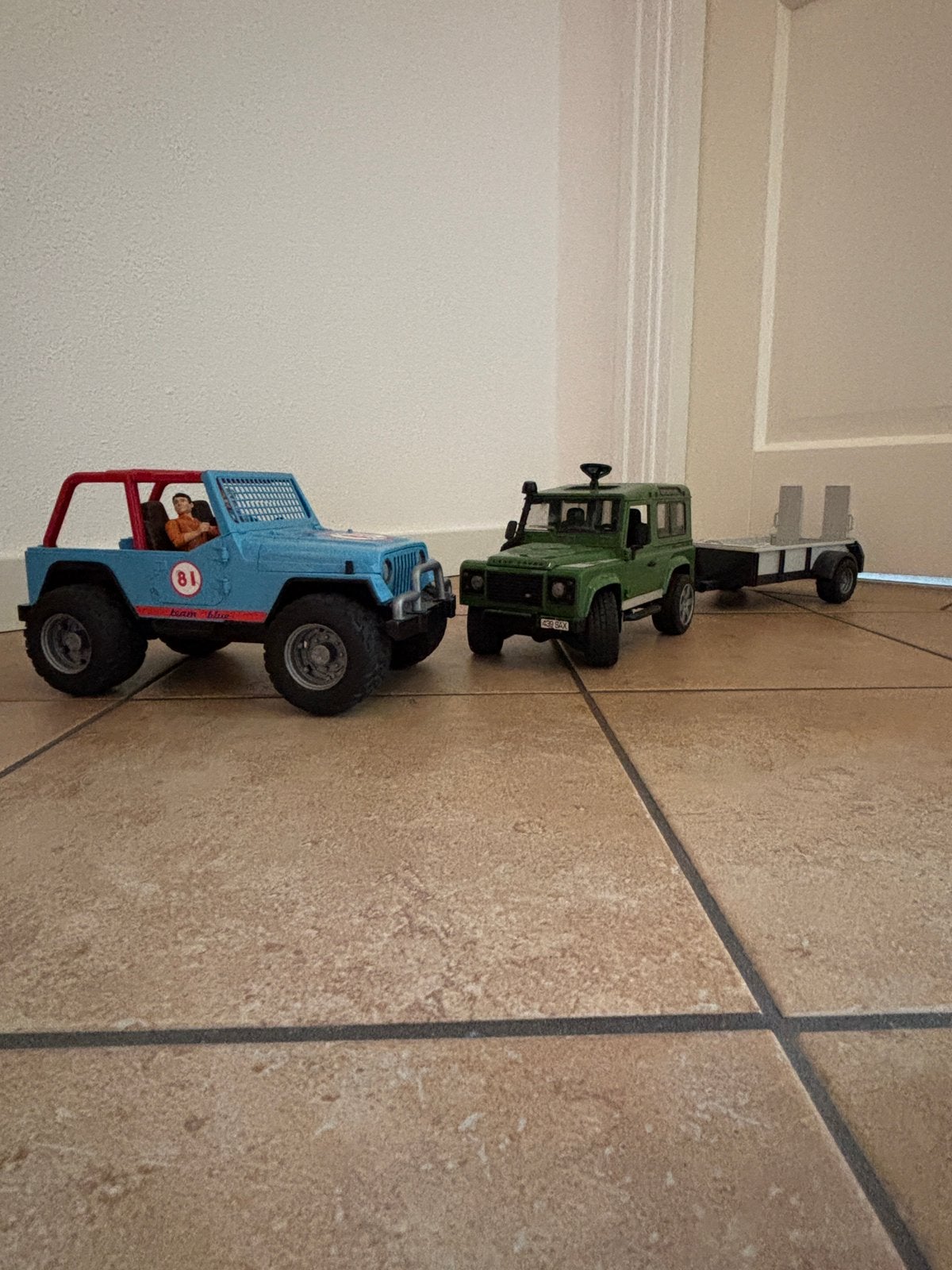 Land Rover Defender van Bruder samen met blauwe jeep, Ophalen, Zo goed als nieuw