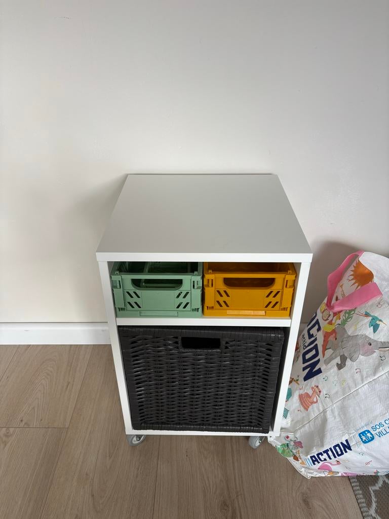 Nachtkastje IKEA met opbergers, Huis en Inrichting, Slaapkamer | Nachtkastjes, Ophalen, Gebruikt, Minder dan 45 cm, 55 tot 70 cm