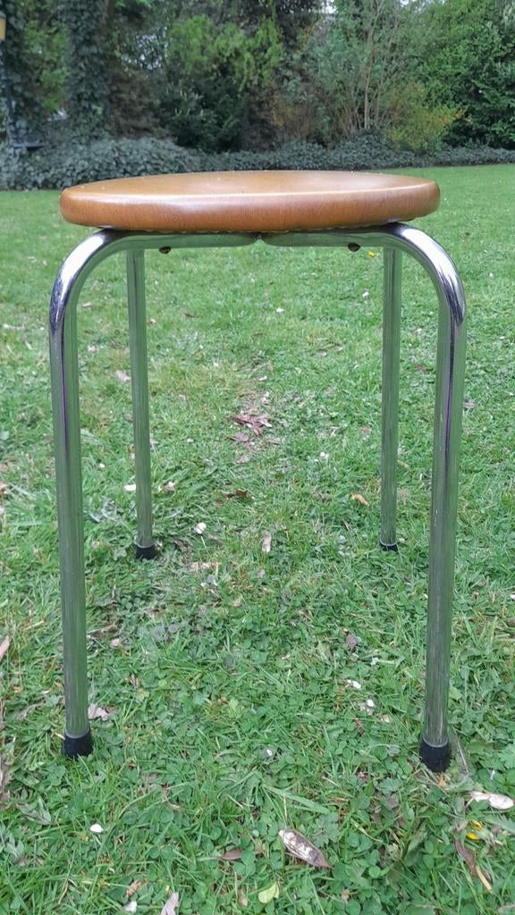 VINTAGE, OUD KRUKJE, cognac kleur, SKAI met HOUTEN ZITTING., Ophalen