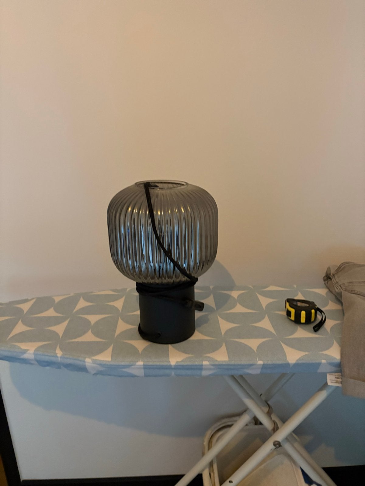 Moderne glazen tafellamp met geribbeld design, Ophalen of Verzenden, Zo goed als nieuw, Modern, Glas