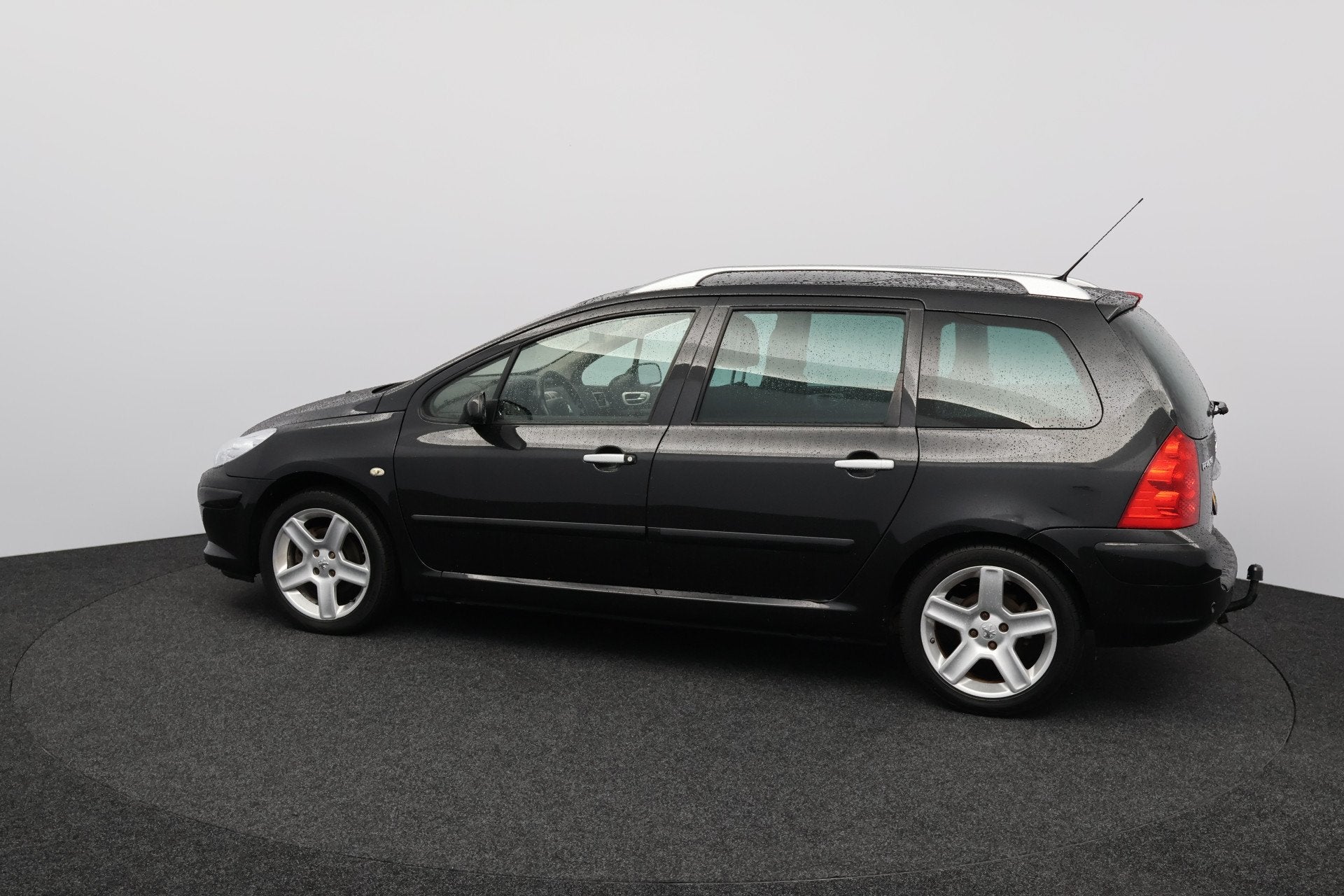 Peugeot 307 SW 2.0-16V Pack/ D-Riem verv: 186.000 KM!/ 7-PER, Auto's, Gebruikt, Zwart, 4 cilinders, 7 stoelen
