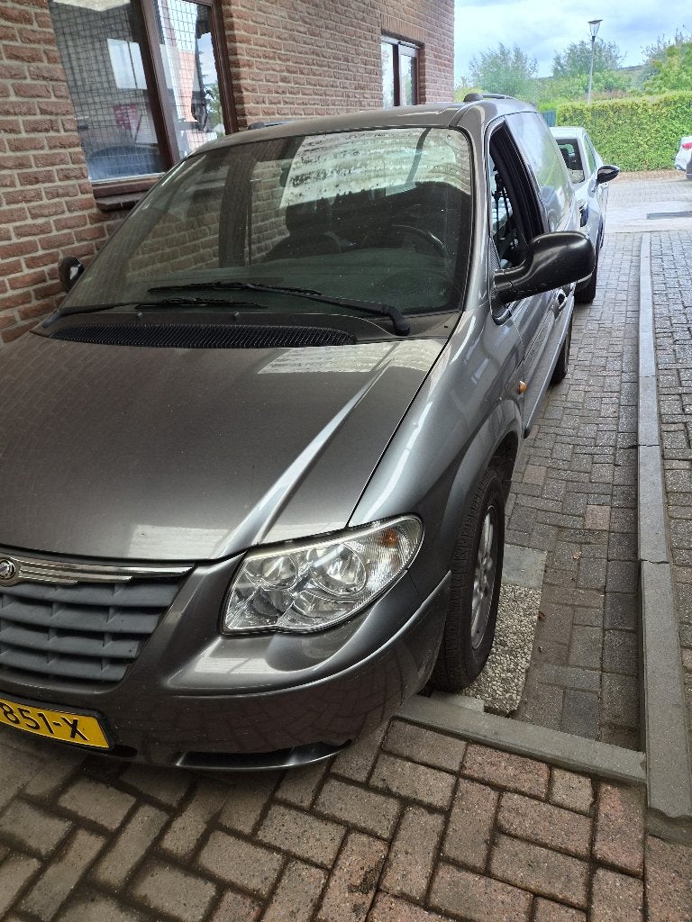 Chrysler Voyager 2007 Grijs 7 p. met schade aan 2 zijdeuren, 450 kg, 4 cilinders, 7 stoelen, 1915 kg