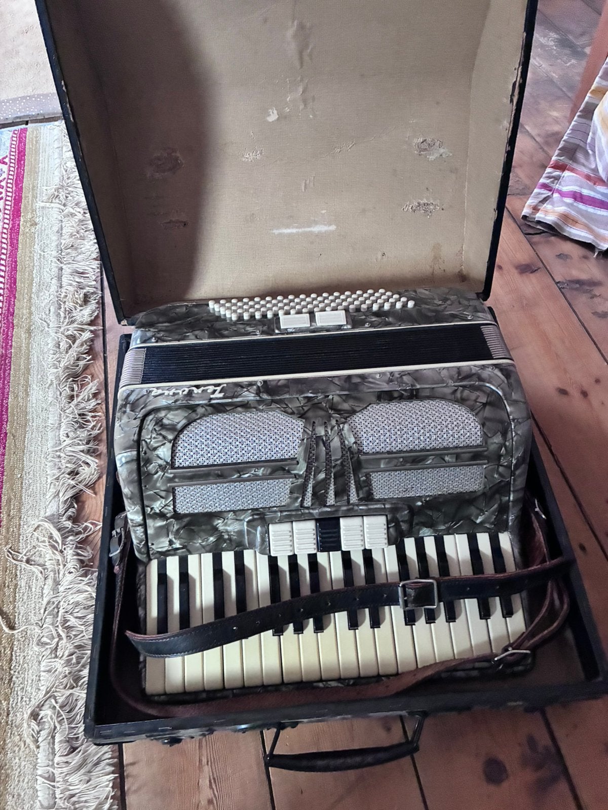 Hele mooie en goed werkende Italiaanse Tenora accordeon, Muziek en Instrumenten, Accordeons, Gebruikt, Met koffer, Toetsaccordeon