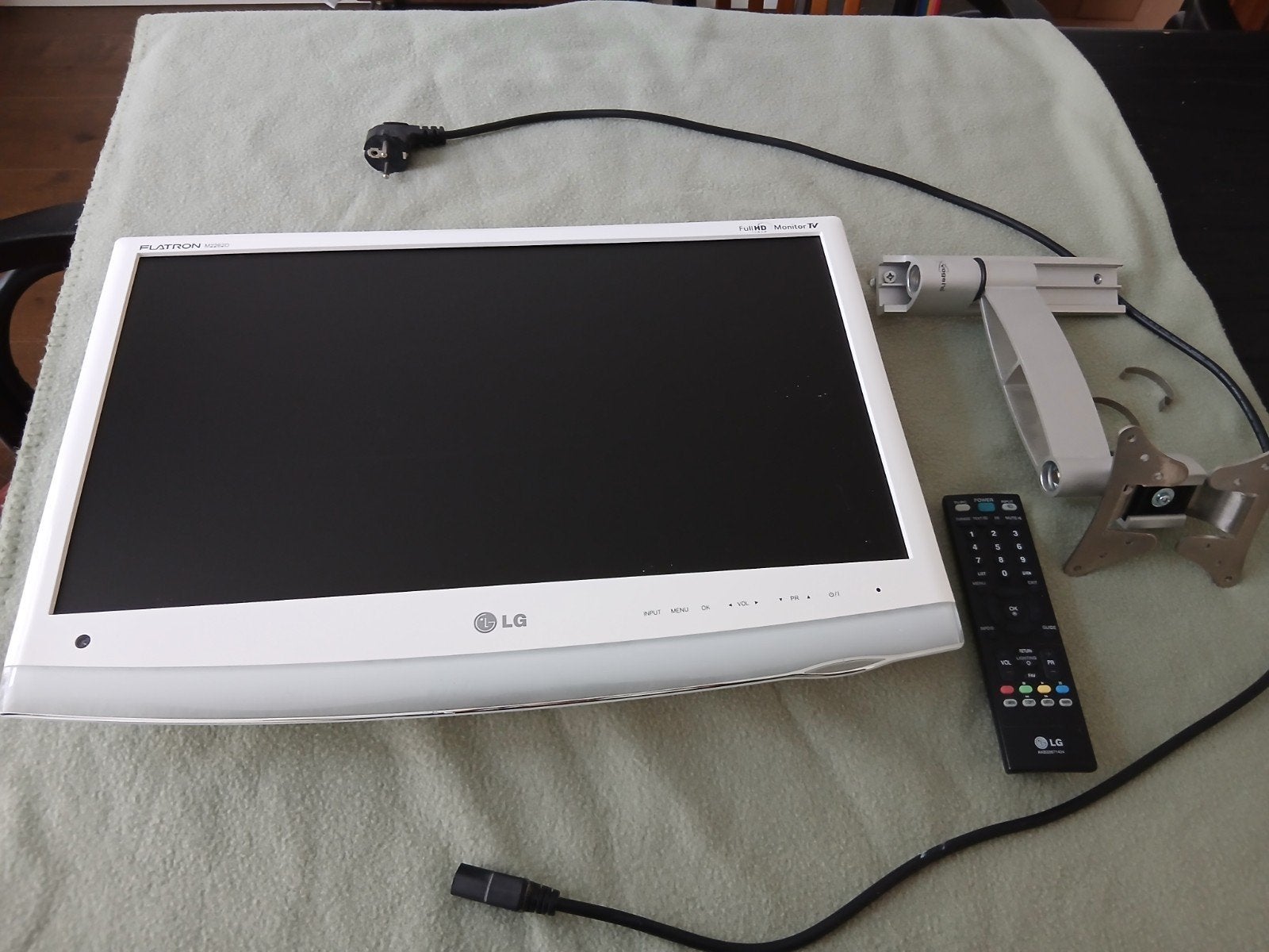 LG Televisie wit 22 inch   51x36 incl. muurbeugel., Ophalen, Zo goed als nieuw, LG