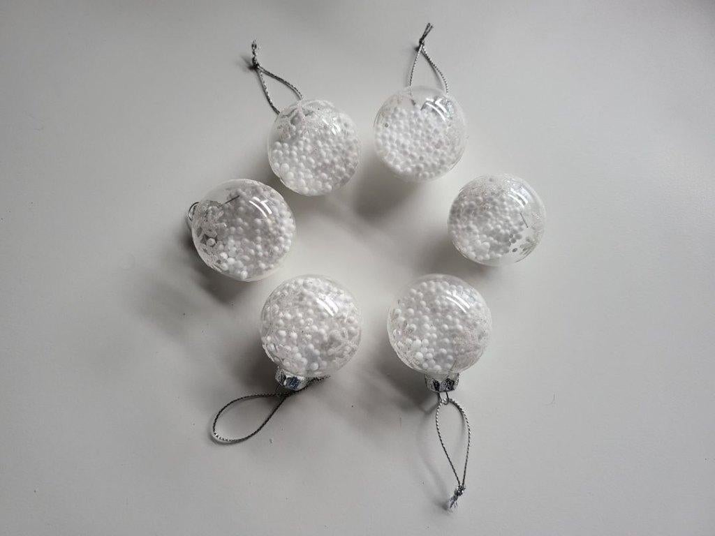 6 zo goed als nieuwe doorzichtige sneeuwkerstballen, Diversen, Kerst, Ophalen of Verzenden, Zo goed als nieuw