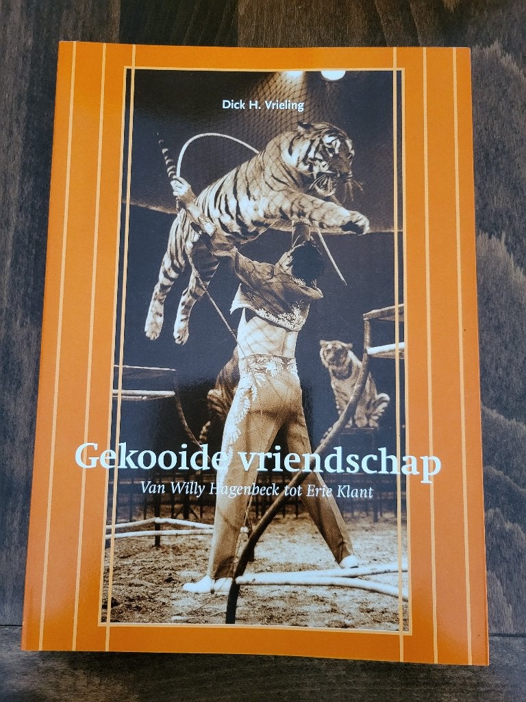 Gekooide Vriendschap - Circusboek Dick H. Vrieling, Nieuw, Ophalen of Verzenden, Dick H. Vrieling, Overige onderwerpen