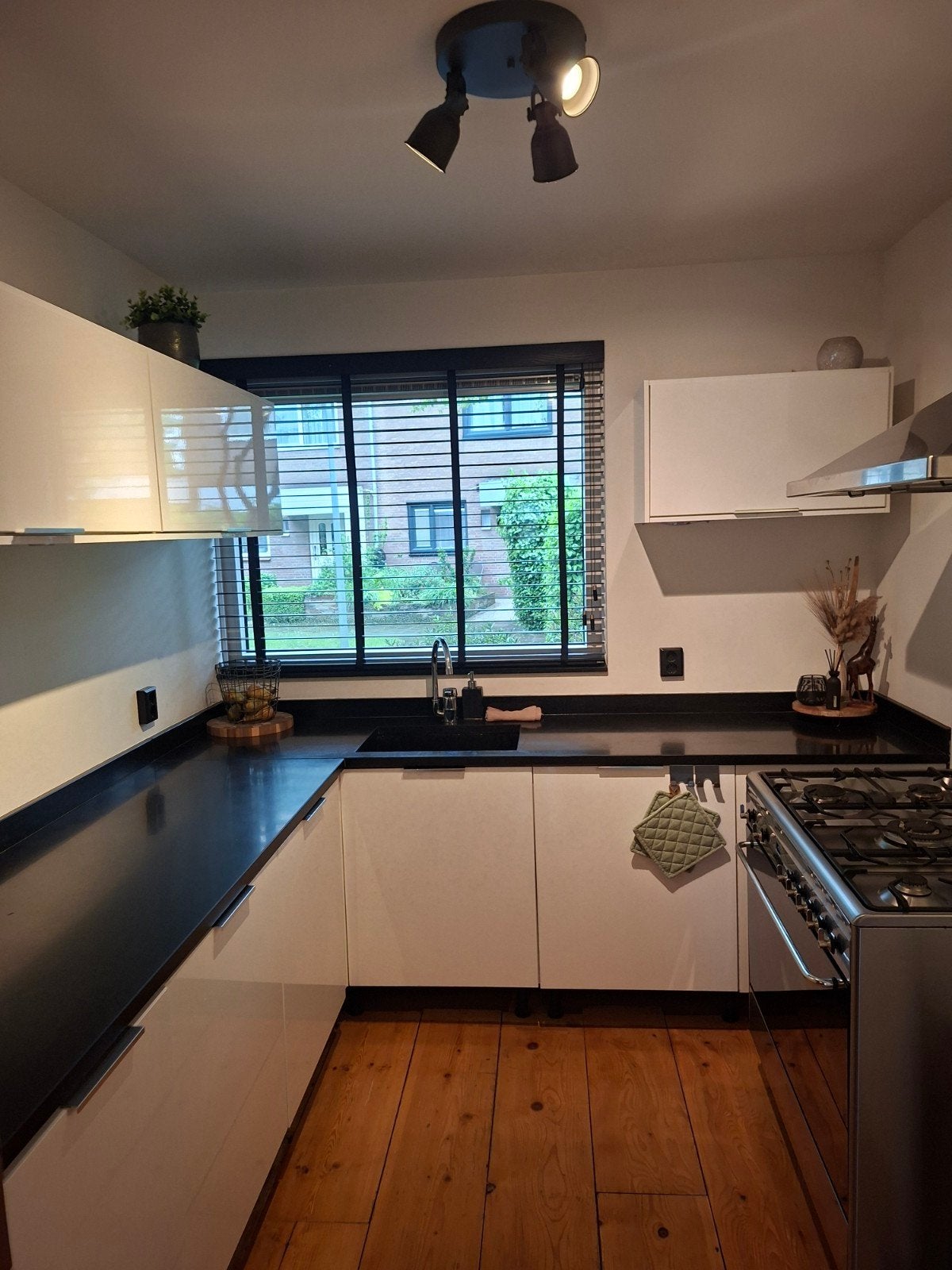 Mooie witte keuken met aanrechtblad van steen, Huis en Inrichting, Ophalen, Gebruikt, Wit