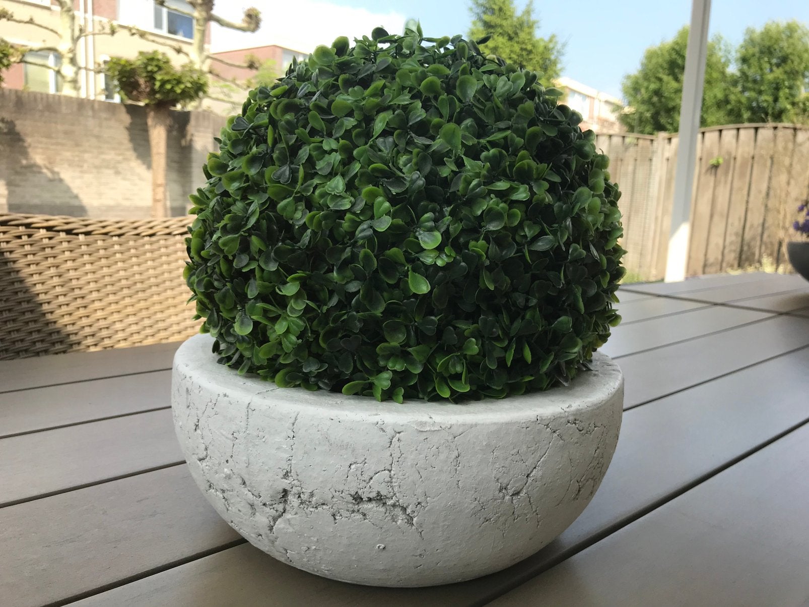Marmer-look pot met buxusbol, Tuin en Terras, Bloempotten, Ophalen, Rond, Zo goed als nieuw, Beton
