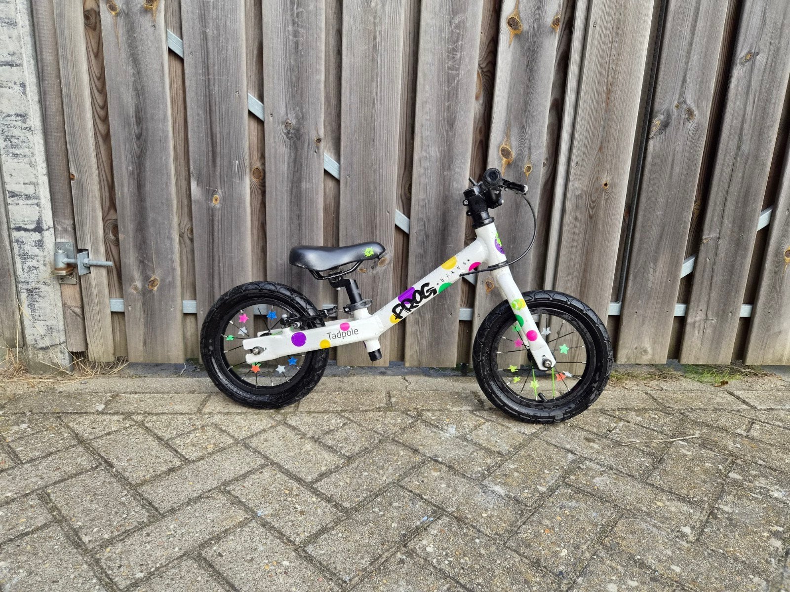 Loopfiets Frog Tadpole wit spotty 12 inch - met handrem!, Kinderen en Baby's, Ophalen, Gebruikt, Loopfiets