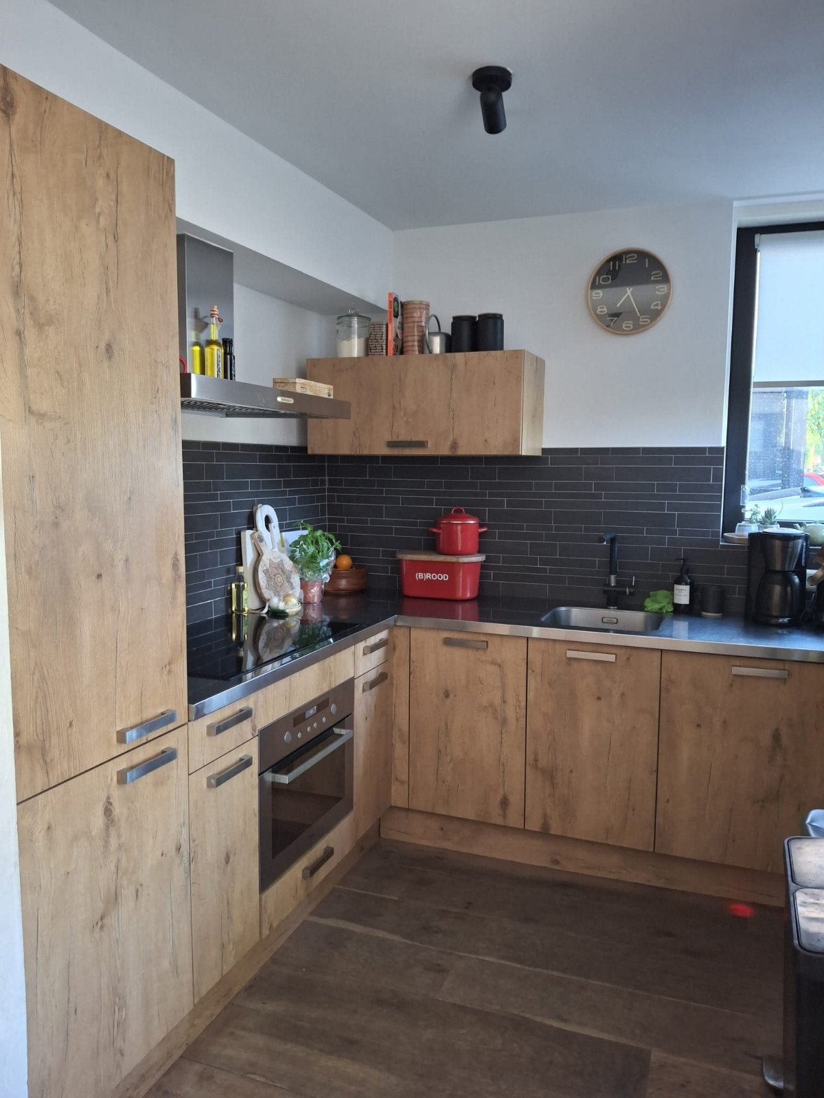 Moderne hoekkeuken met houtlook en RVS keukenblad, Ophalen, Gebruikt, Bruin, Hoekkeuken