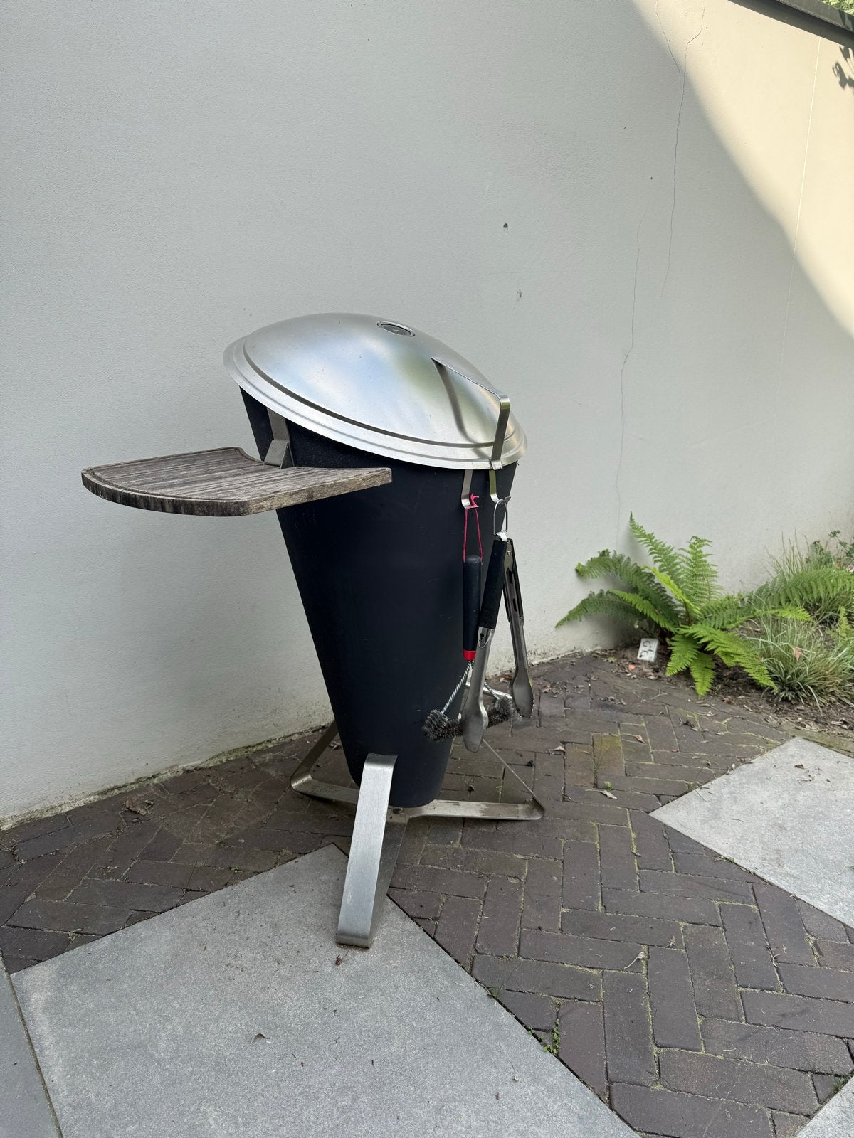 Hofats Cone Houtskoolbarbecue incl. 2 roosters, Ophalen, Gebruikt, Met accessoires