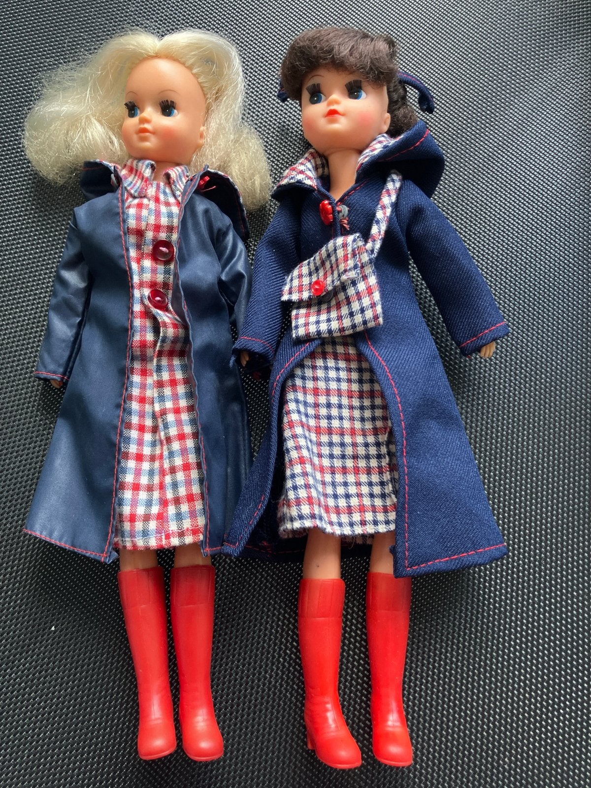 Vintage poppen met regenjassen en laarzen - set van 2, Ophalen of Verzenden, Gebruikt, Overige typen