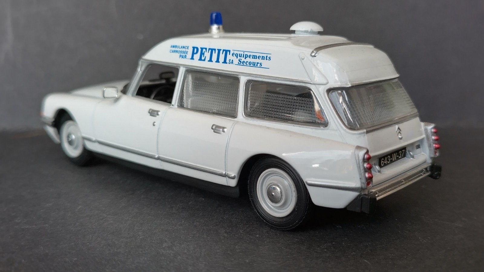 Citroen DS 20 Ambulance Petit 73 1:43 Universal Hobbies Pol, Auto, Verzenden, ., Zo goed als nieuw