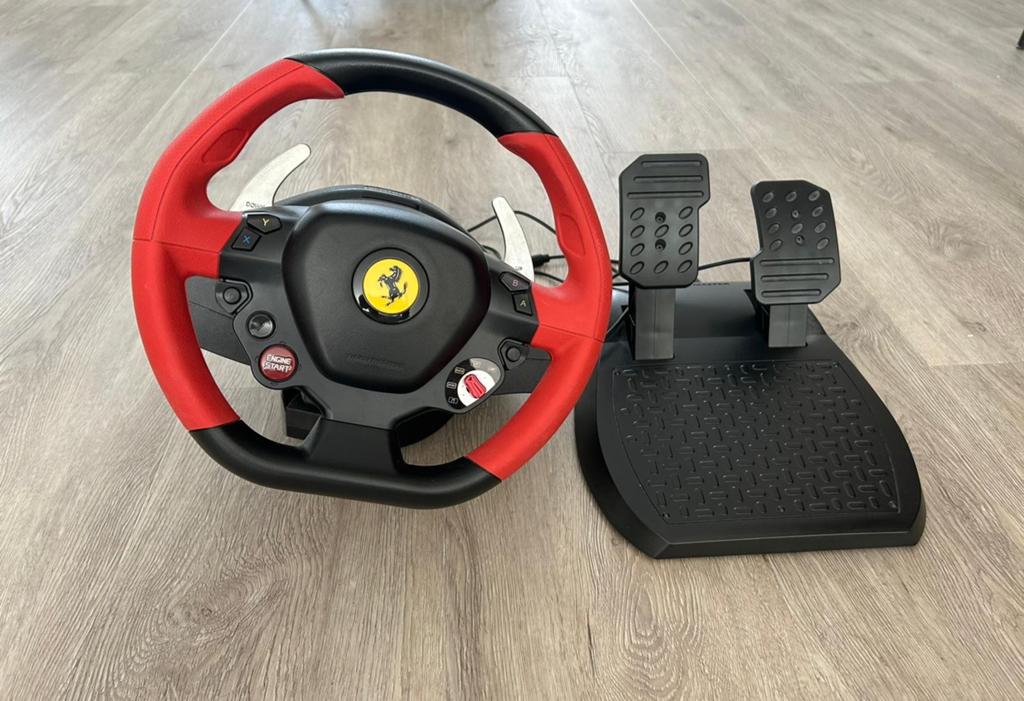 Thrustmaster Ferrari 458 Spider - racestuur en pedalen, Spelcomputers en Games, Spelcomputers | Xbox | Accessoires, Zo goed als nieuw