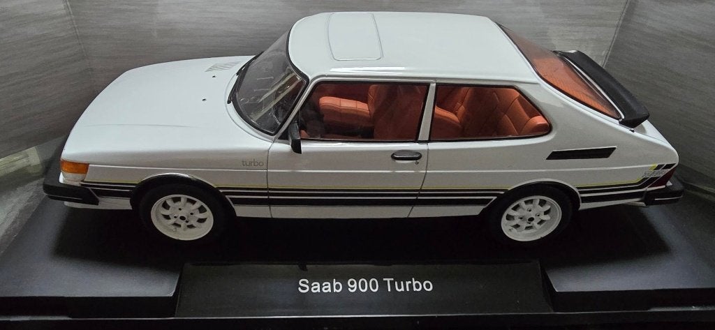 Saab 900 Turbo kleur wit van MCG schaal 1:18, Ophalen, Nieuw, Auto, Overige merken
