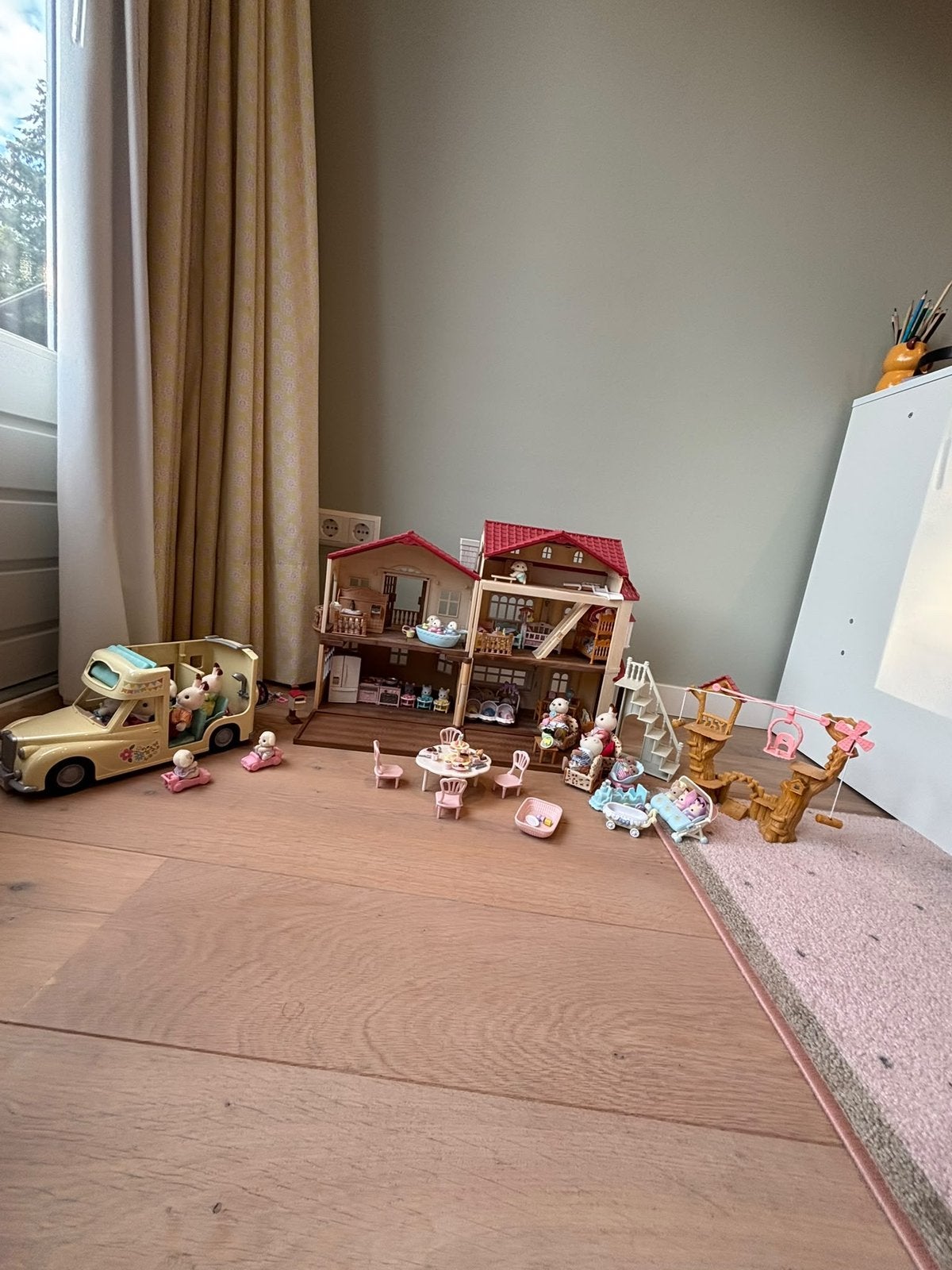 Sylvanian Families huis, camper en vele accesoires, Ophalen, Zo goed als nieuw, Poppenhuis