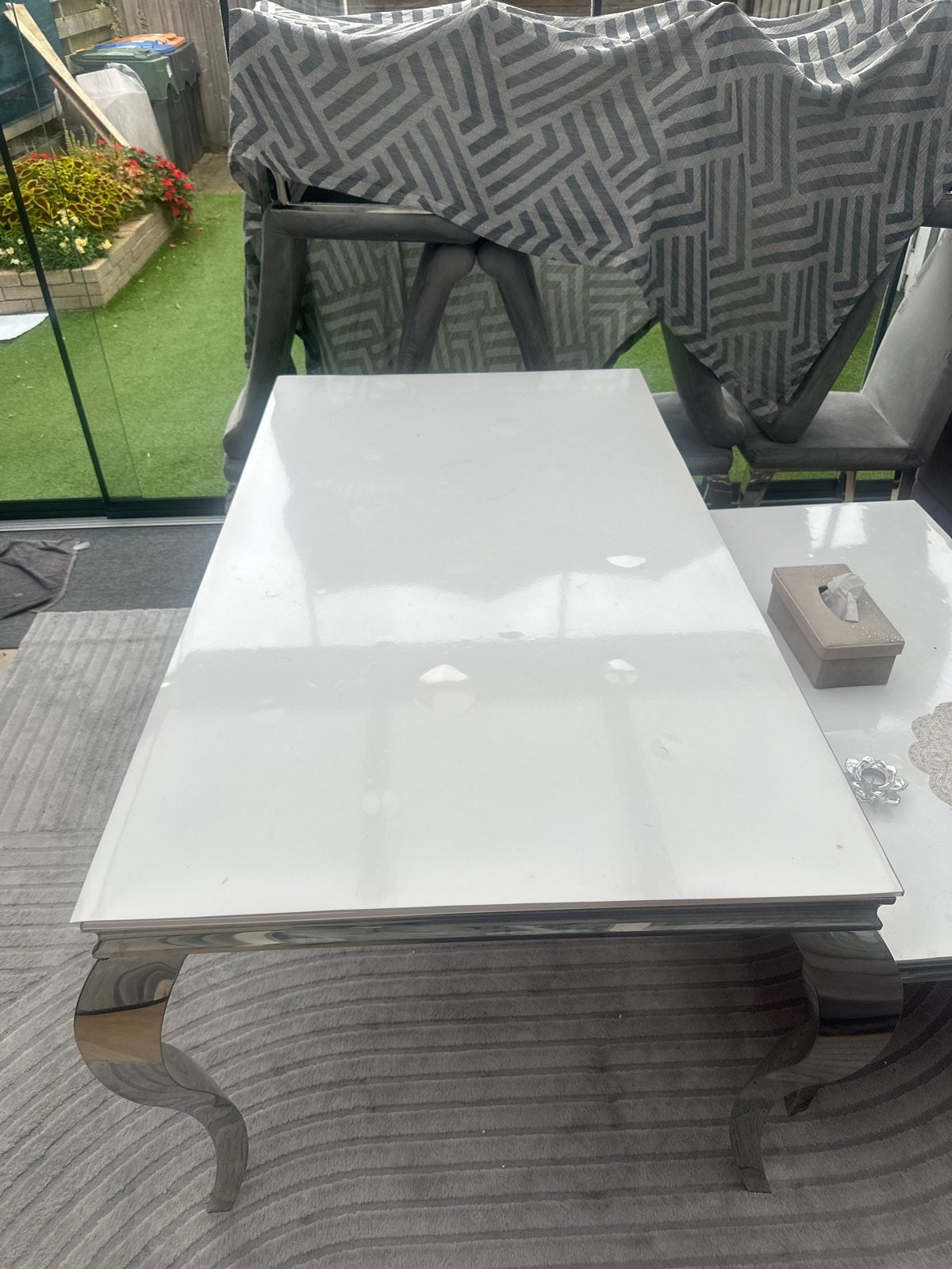 Moderne witte salontafel met chromen poten, Gebruikt, 100 tot 150 cm, Metaal, 50 tot 100 cm