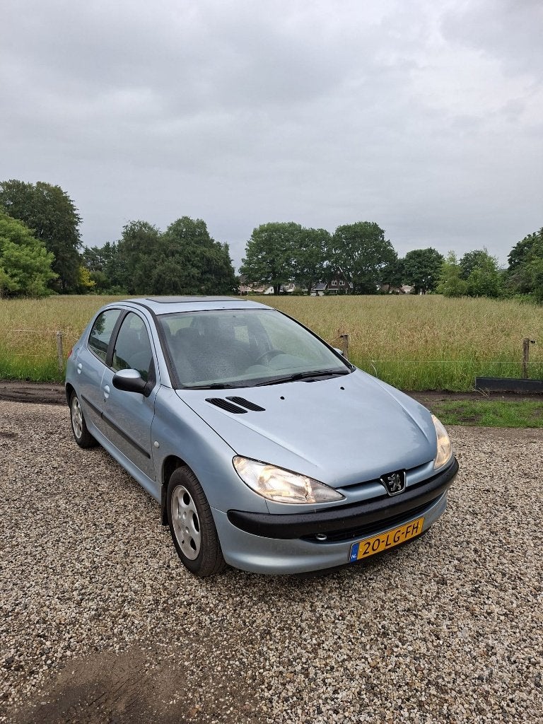 Peugeot 206 1.4 5D 2003 Grijs, Auto's, Peugeot, Voorwielaandrijving, 31 €/maand, 4 cilinders, Blauw