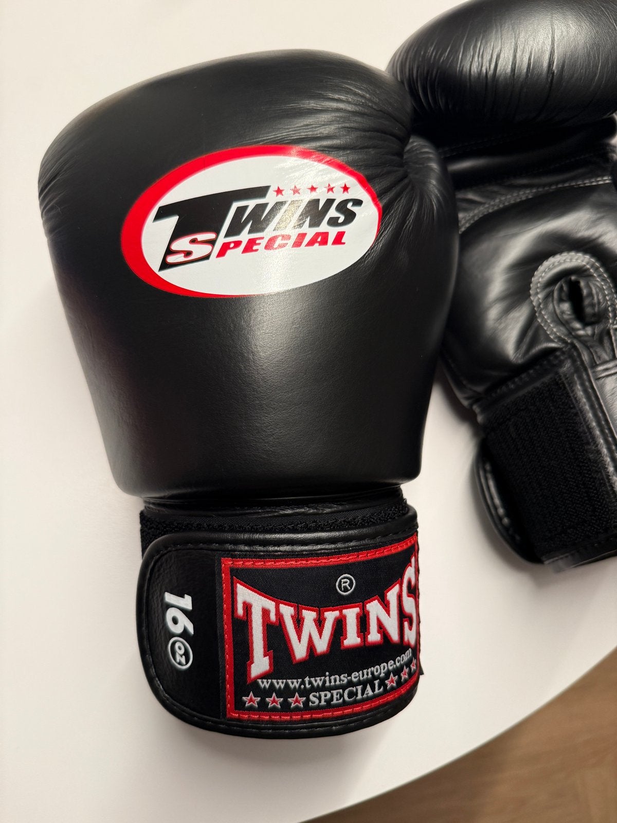 Twins Special Bokshandschoenen 16 oz Zwart BG-N V2, Sport en Fitness, Vechtsporten en Zelfverdediging, Overige, Vechtsportbescherming