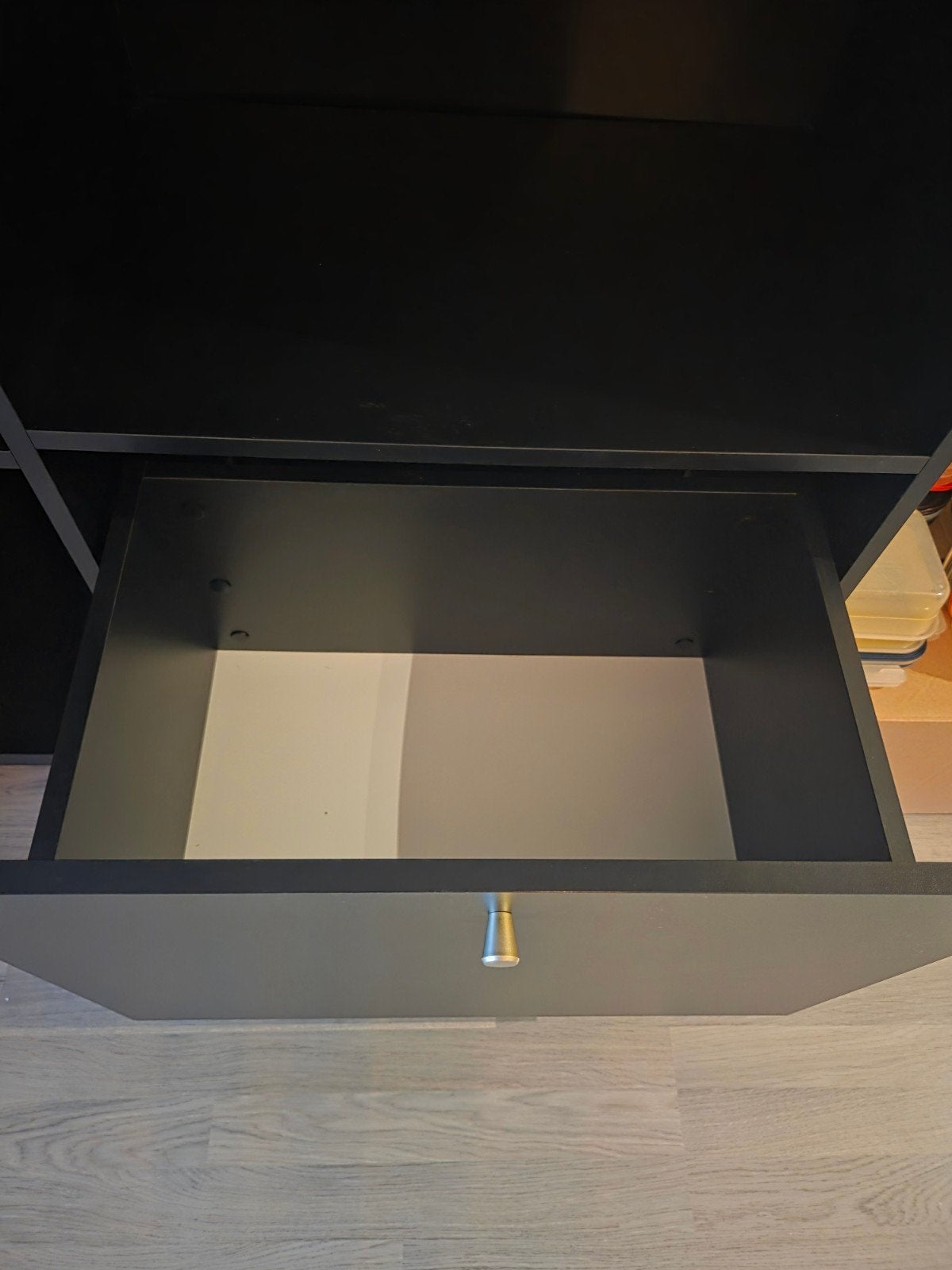 Zwarte vitrinekast met gouden details, 150x120x40cm,Meubella, Ophalen, Zo goed als nieuw, 25 tot 50 cm, 100 tot 150 cm
