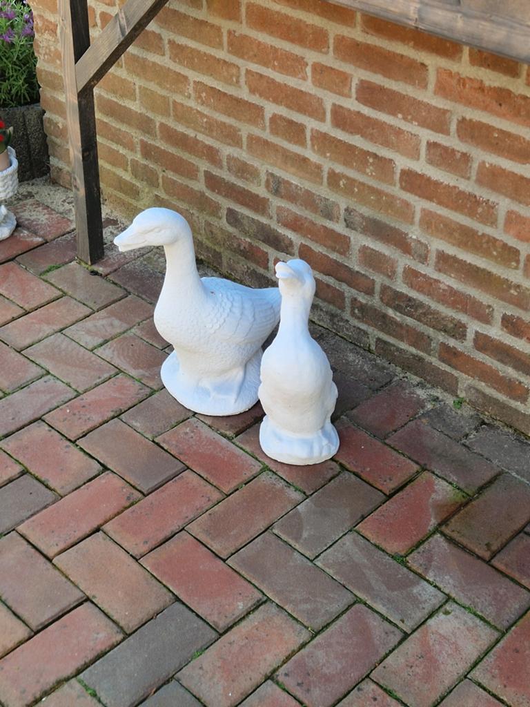 Twee witte ganzen beelden voor tuin of decoratie, Tuin en Terras, Tuinbeelden, Ophalen of Verzenden, Gebruikt, Overige materialen