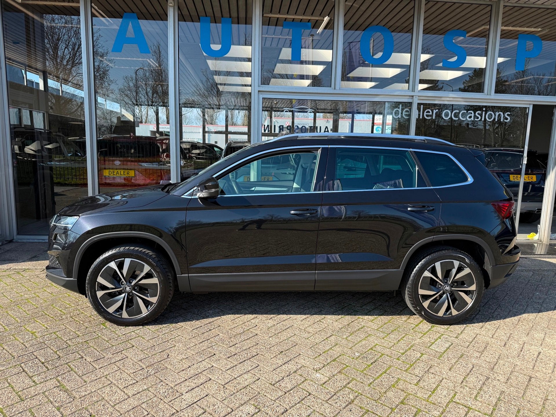 Skoda Karoq 1.5 TSI ACT Business Edition 150PK PANO, CAMERA,, Auto's, Zwart, 4 cilinders, 150 pk, Leder en Stof