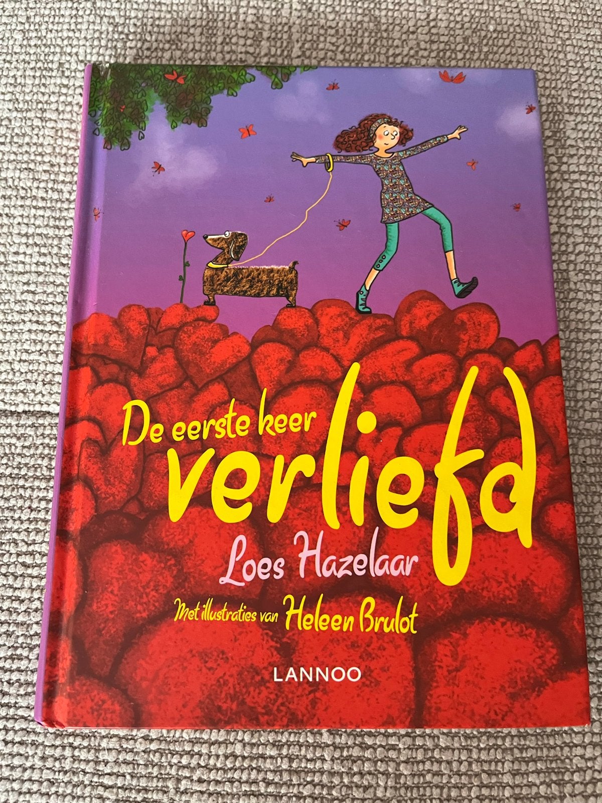 De eerste keer verliefd - Loes Hazelaar, Ophalen of Verzenden, Zo goed als nieuw, Fictie algemeen