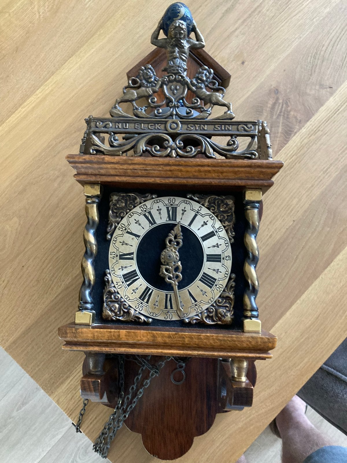 Antieke Zaanse Wandklok met Atlas en Leeuwen, Ophalen