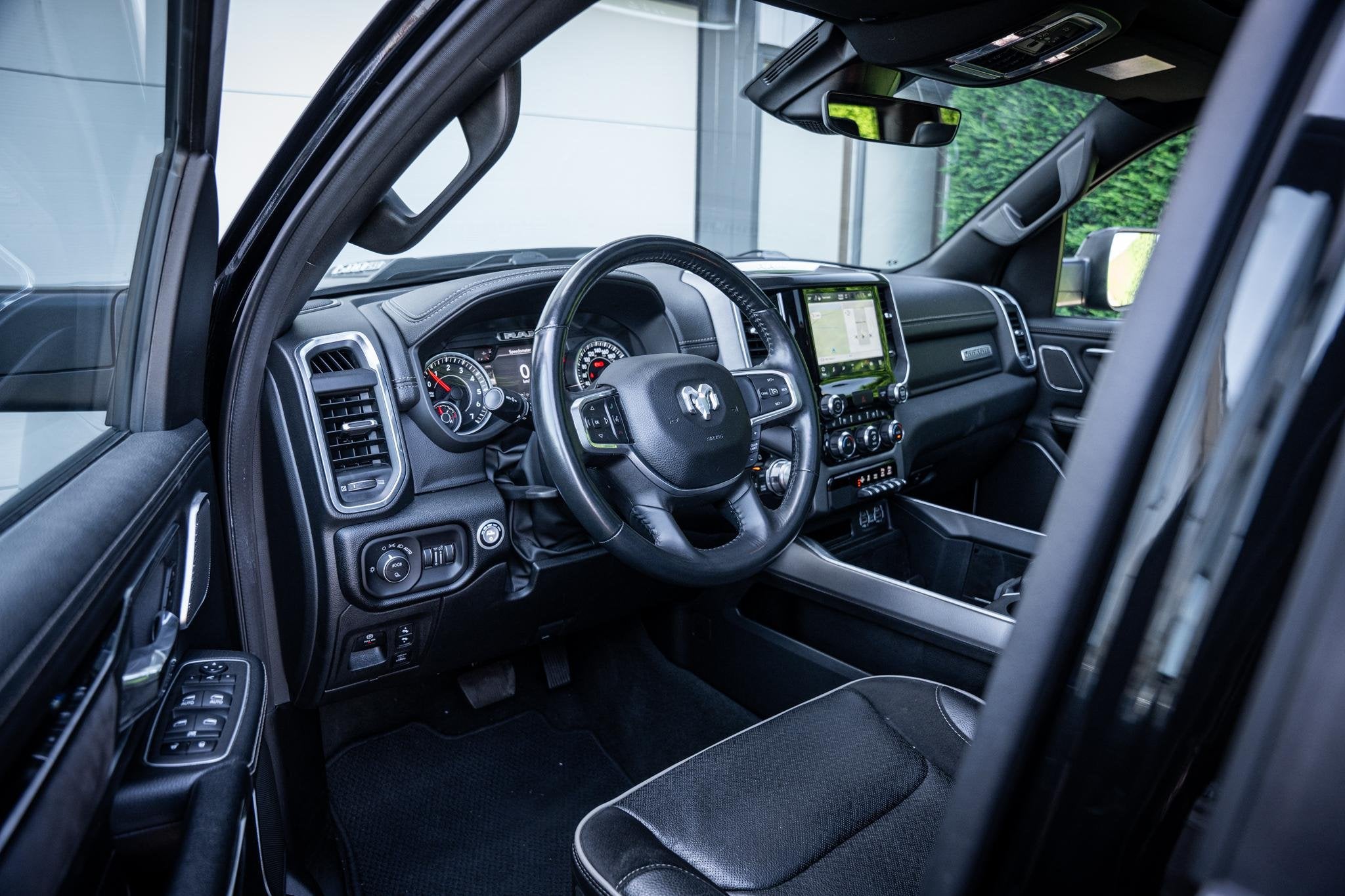 Dodge Ram 1500 5.7L V8 4x4 Laramie I Pano-dak I H&K I Luchtv, Automaat, Gebruikt, Lane Keeping Assist, Zwart