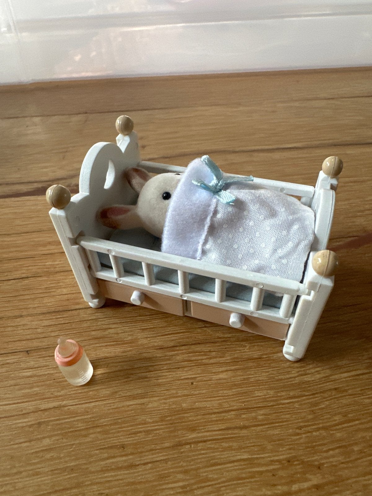 Sylvanian Families Baby Konijn met Wiegje en Flesje, Ophalen of Verzenden, Gebruikt, Jongen of Meisje