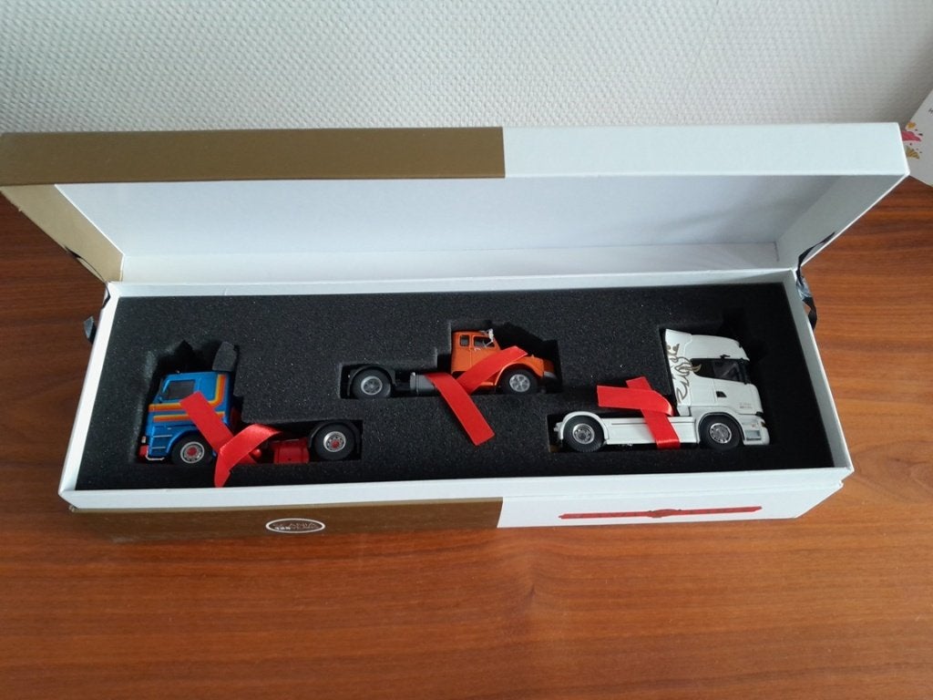 Scania Vabis 125 jaar verzamelbox met 3 modellen  V8, Ophalen of Verzenden, Nieuw, Bus of Vrachtwagen, Tekno