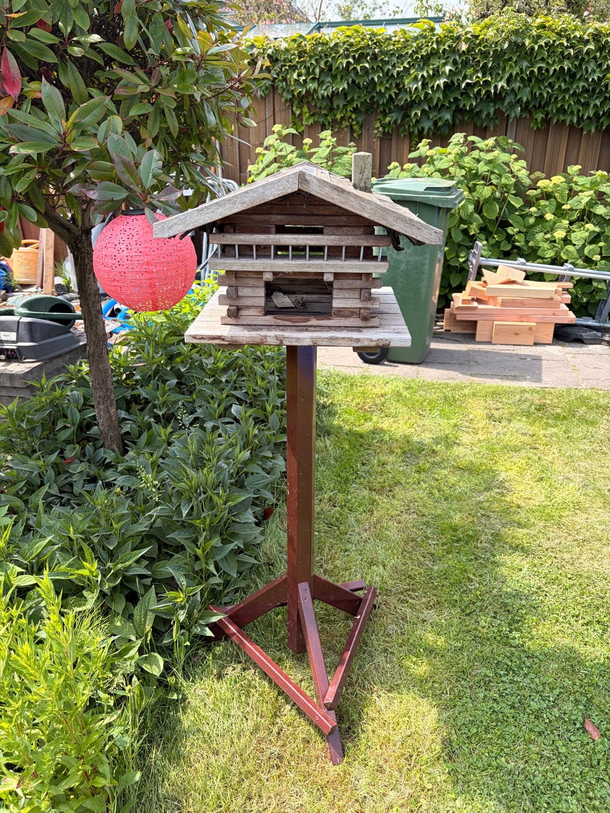 Houten vogelhuisje op standaard, Ophalen of Verzenden, Gebruikt