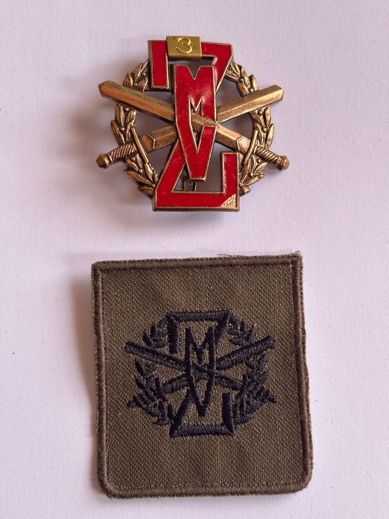 ZMV Speld NO: 3 rood met batch 100% perfect, Verzenden, Landmacht, Duitsland, Kleding of Schoenen