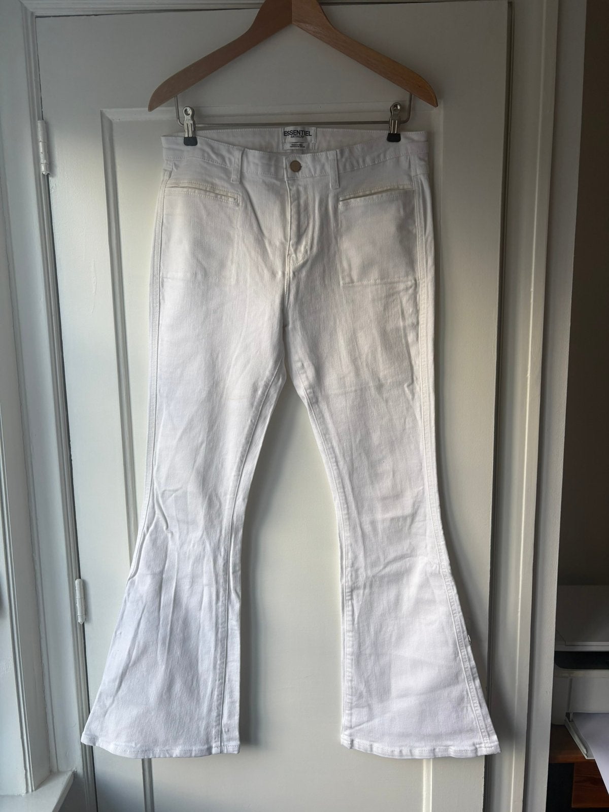 Witte Essentiel Antwerp flared jeans, Kleding | Dames, Spijkerbroeken en Jeans, Ophalen of Verzenden, Zo goed als nieuw, Wit, W30 - W32 (confectie 38/40)