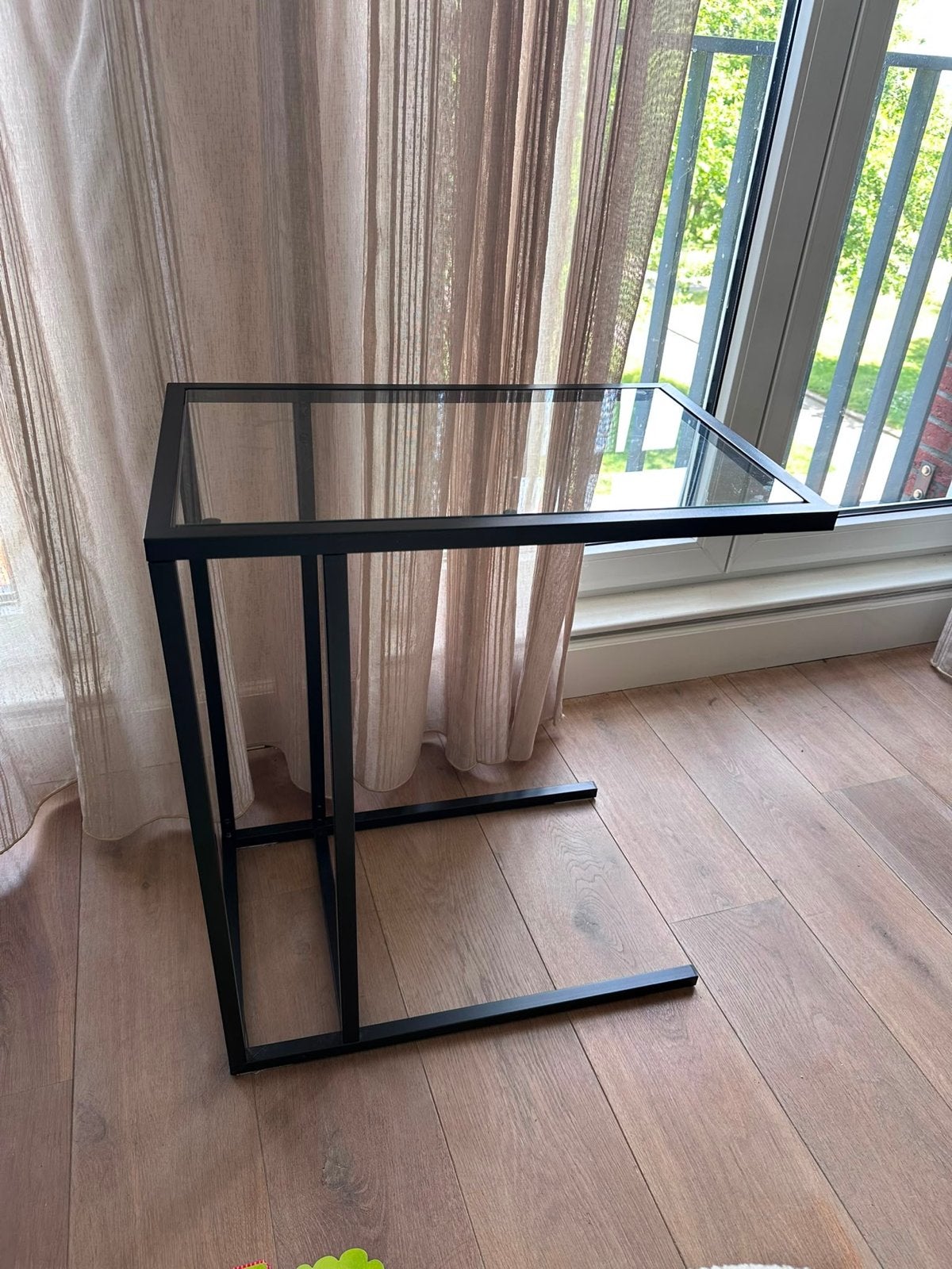 Ikea glazen laptoptafel - Modern en praktisch, Huis en Inrichting, Tafels | Bijzettafels, Ophalen, 55 tot 75 cm, 60 cm of meer