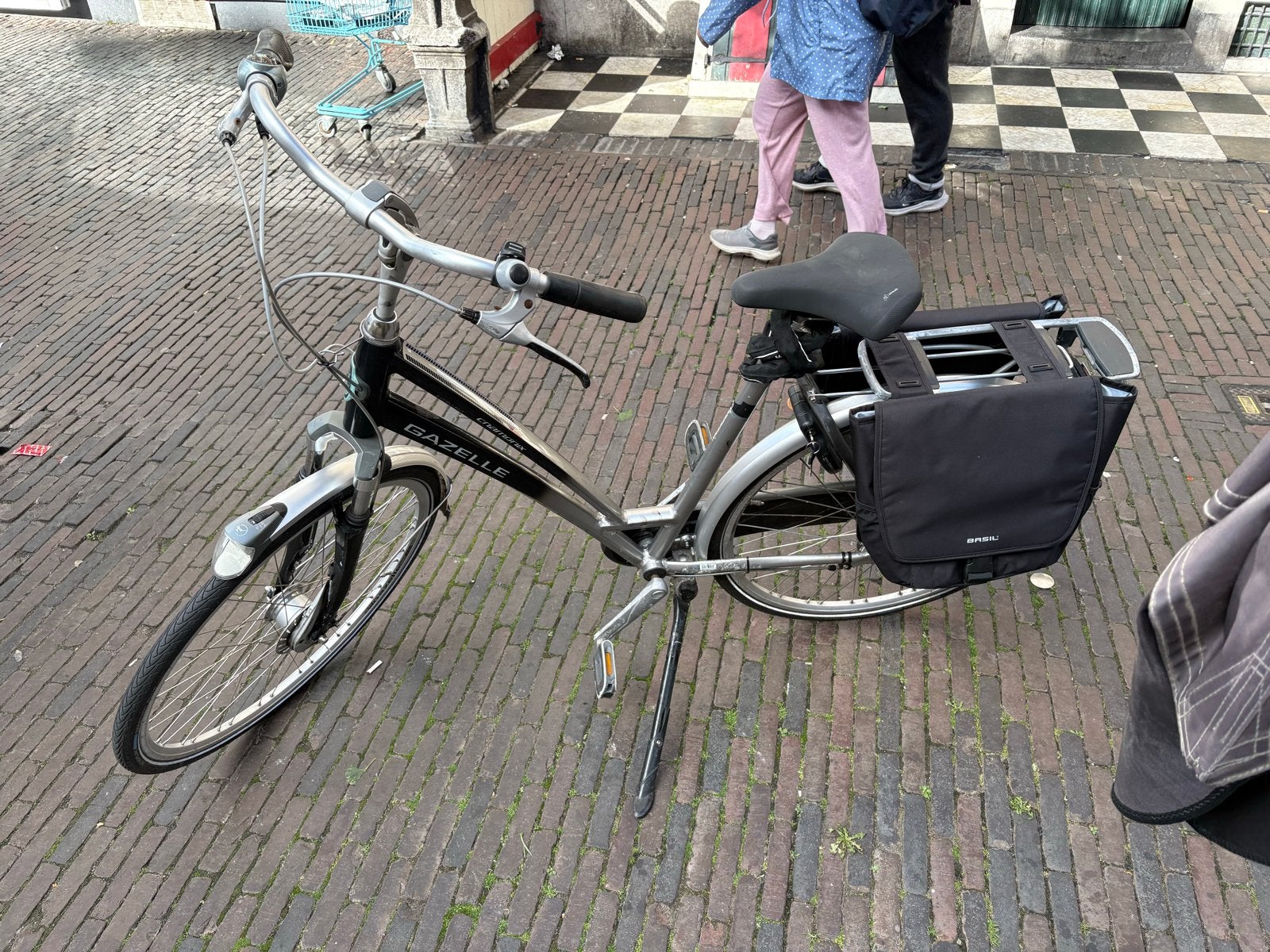 Gazelle fiets met fietstassen, Ophalen, Velgrem, Versnellingen, Gazelle