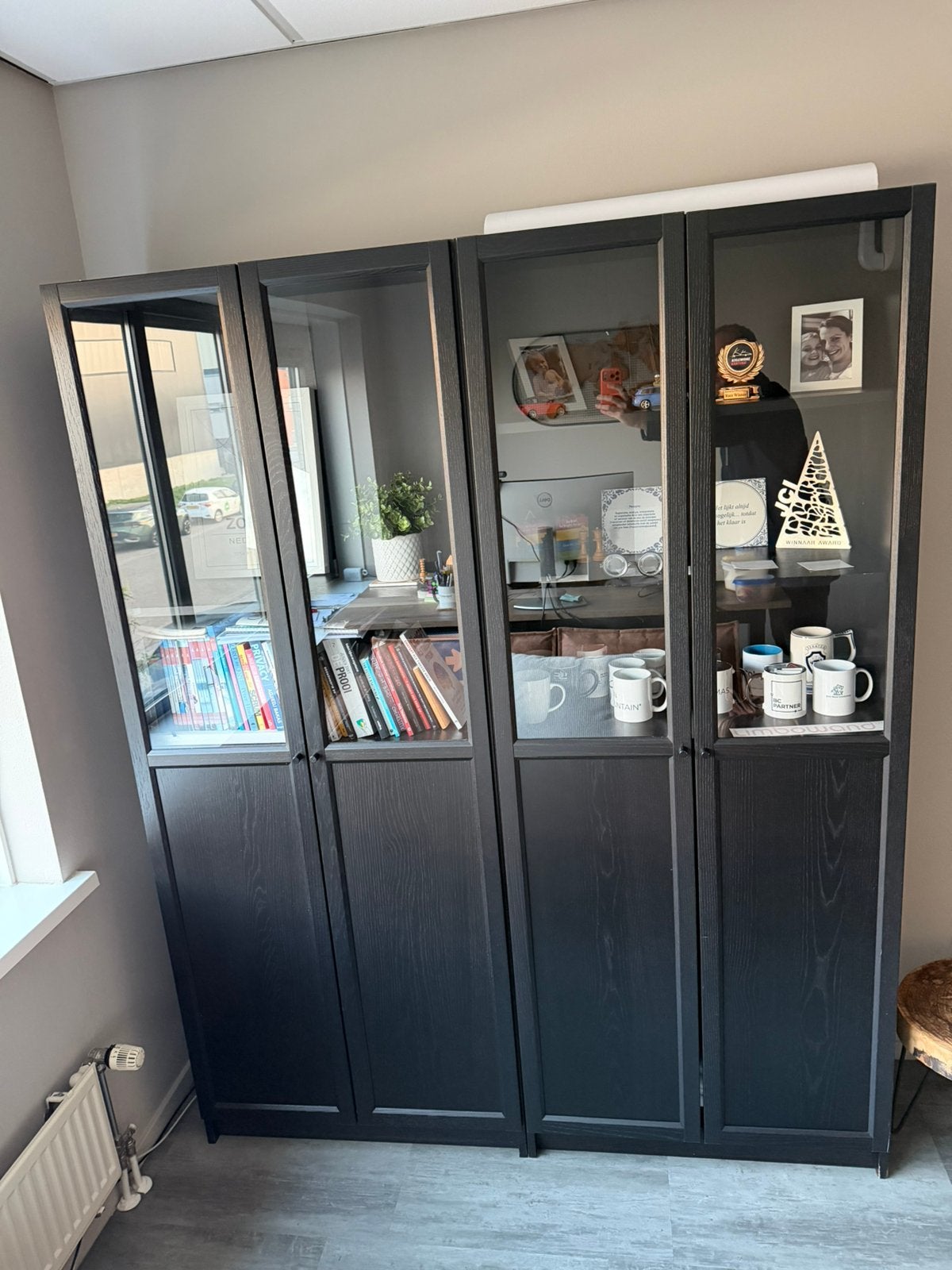 2x IKEA BILLY kasten zwartbruin met OXBERG vitrinedeuren