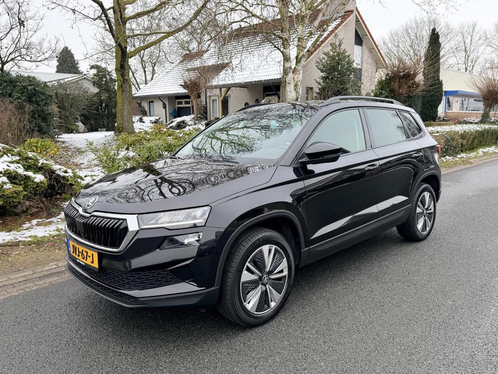 Skoda Karoq 1.5 TSI ACT 150PK DSG Trekhaak•Navi, Auto's, Skoda, Stof, 4 cilinders, Zwart, Karoq