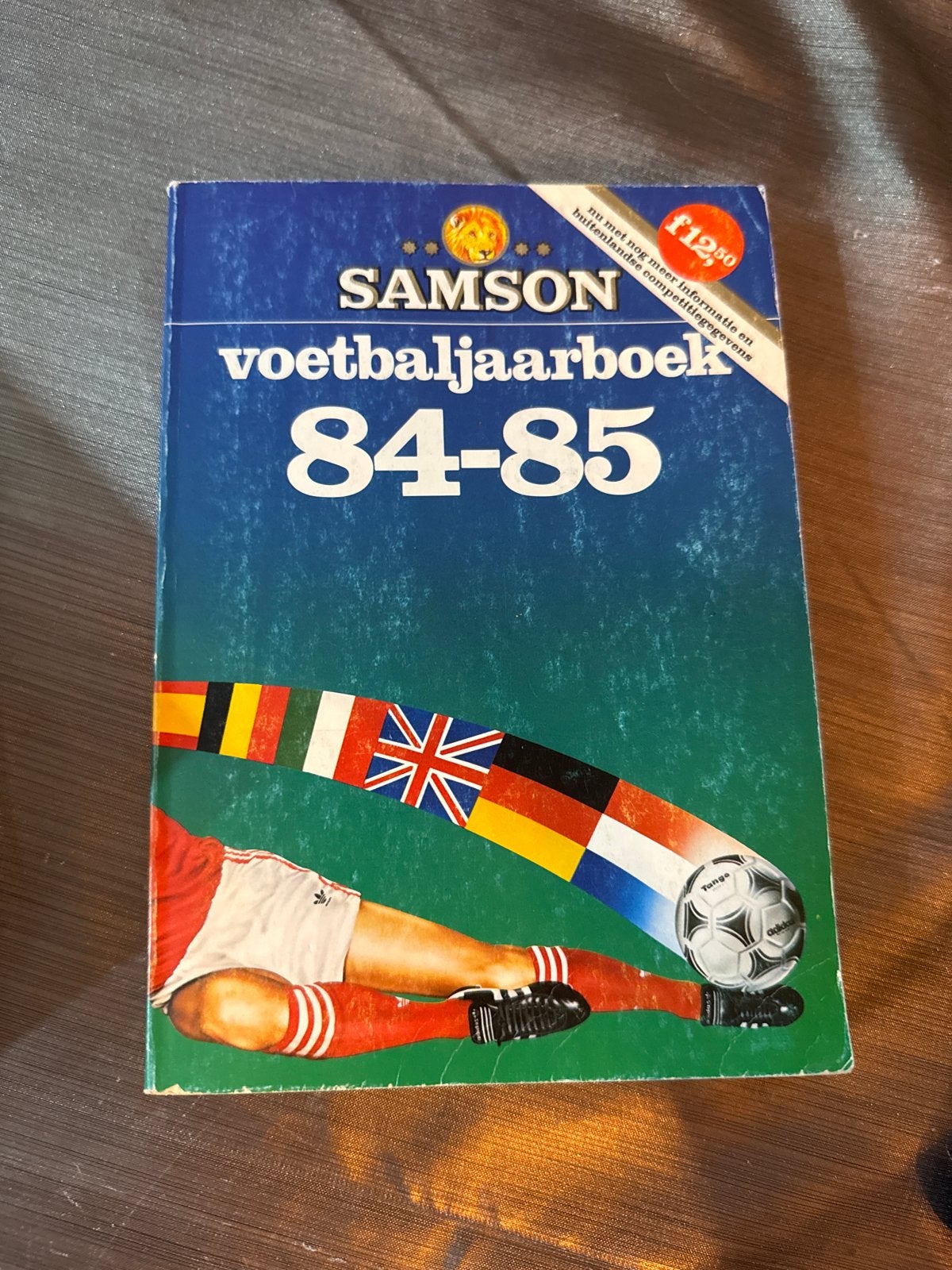 Samson Voetbaljaarboek 84-85 - Historisch Overzicht, Ophalen of Verzenden, Gelezen, Balsport