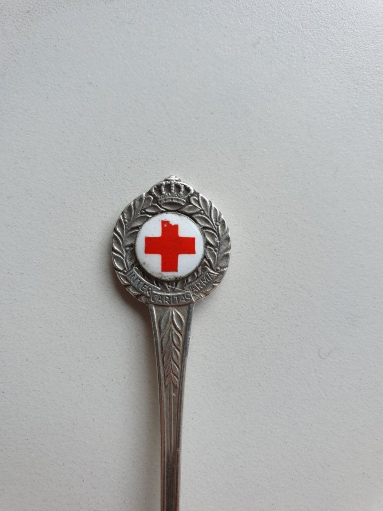 lepeltje Rode kruis  met porselein  Inter Caritas Arma, Antiek en Kunst, Ophalen of Verzenden