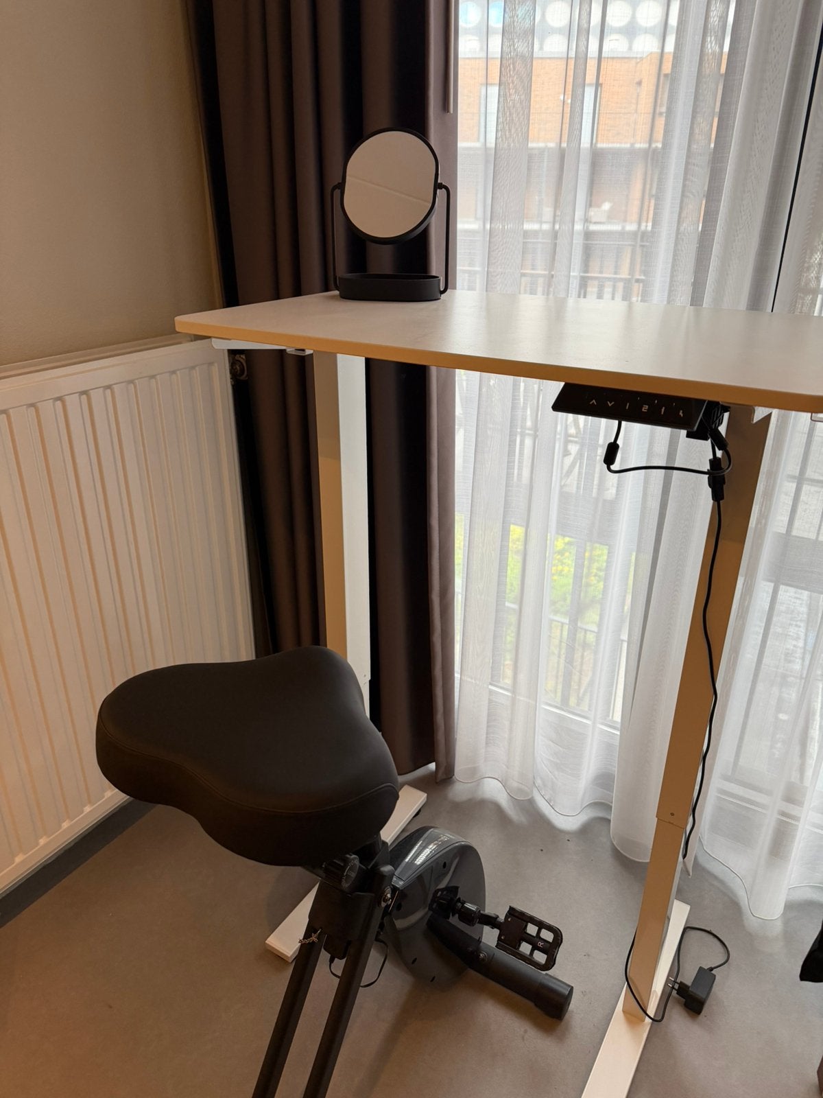 Verstelbaar bureau en fietsstoel in zeer goede staat, Huis en Inrichting, Bureaus, Ophalen, Zo goed als nieuw