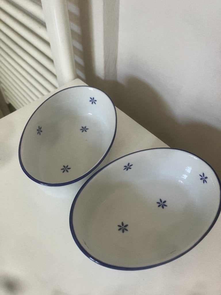 Twee witte met blauw bloempje overschalen, Keramiek, Ophalen of Verzenden, Overige stijlen, Schaal of Schalen
