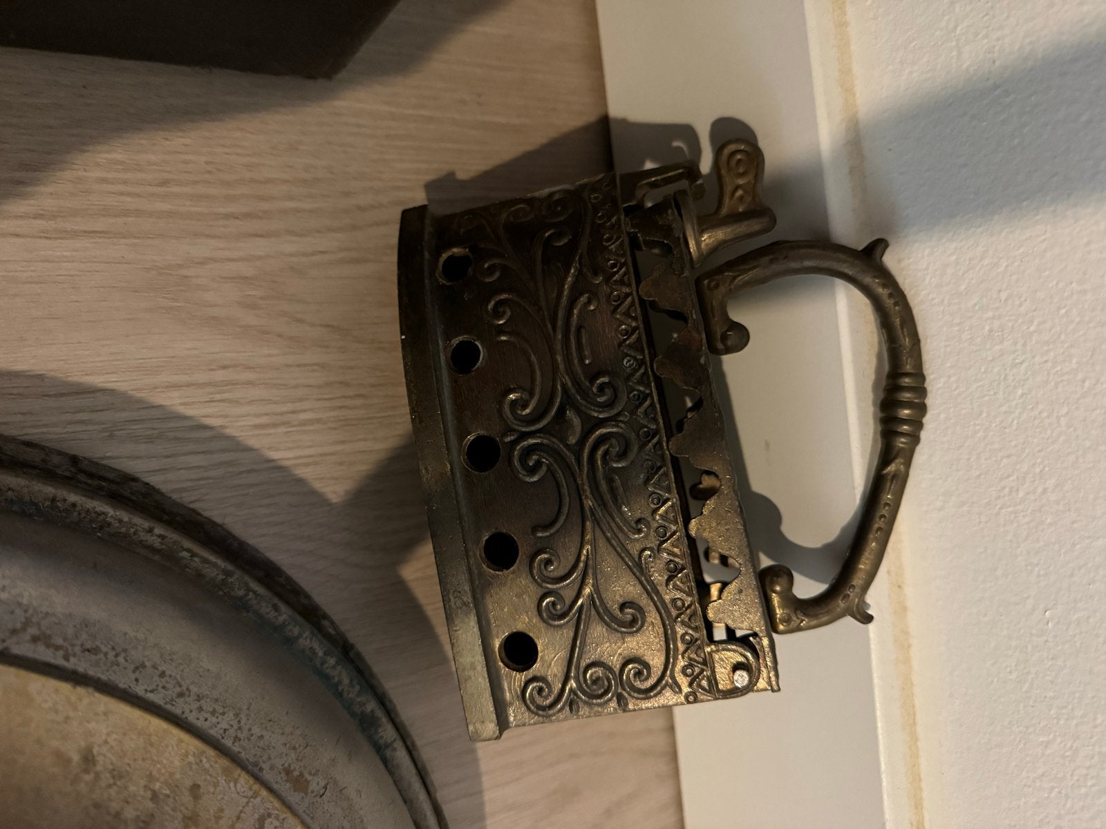 Antiek strijkijzer met sierlijke details, Antiek en Kunst, Ophalen of Verzenden