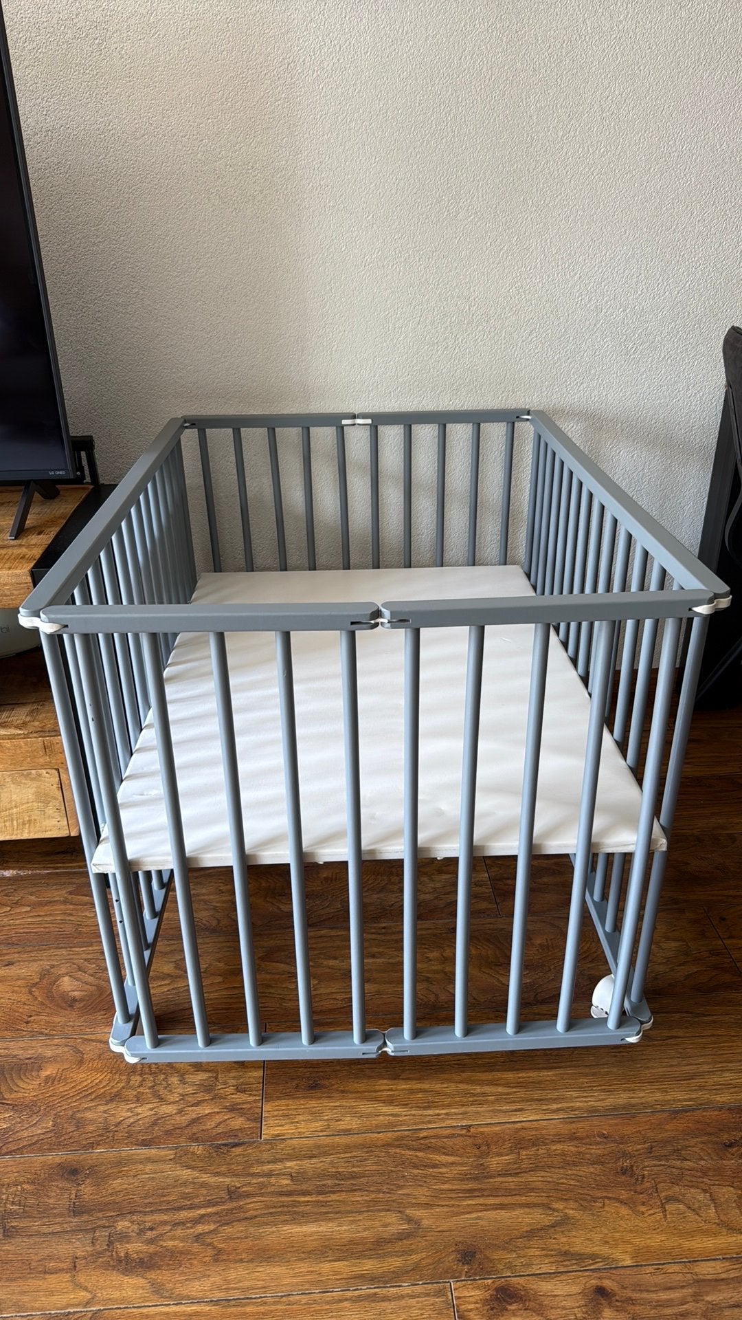 Box met wieltjes en verstelbare bodem - Grijs, Kinderen en Baby's, Boxen, Ophalen, Gebruikt, Vierkant, In hoogte verstelbaar