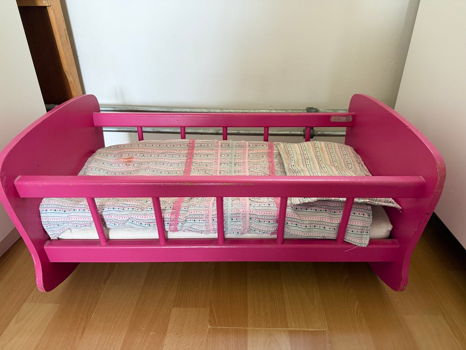 Roze poppenwiegje van Nienhuis Onderwijs, Kinderen en Baby's, Speelgoed | Poppen, Ophalen of Verzenden, Gebruikt, Overige typen